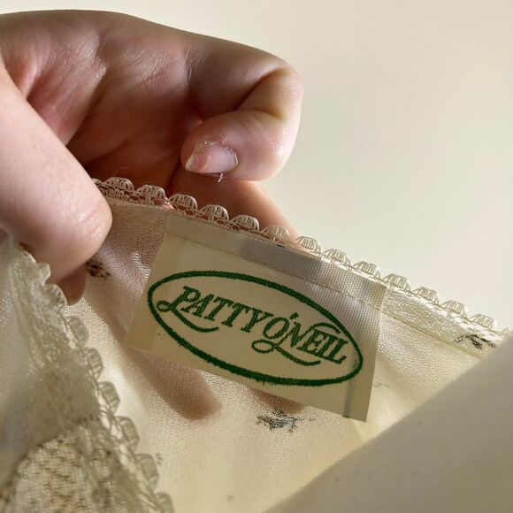 Patty O’Neill White and Cream Lace Coquette Cardigan Shrug - Picture 3 of 3